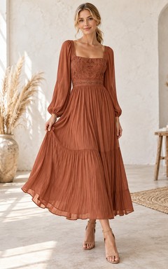 Vestido de fiesta bohemio de gasa con cuello cuadrado y mangas largas, encaje color óxido y volantes.