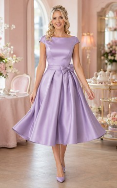 Robe élégante en satin lavande, coupe trapèze, longueur thé, col rond, manches courtes et nœud papillon