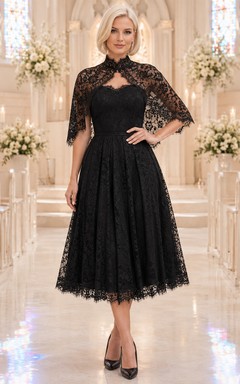 Vestido negro de cuello alto con escote tipo ojo de cerradura y capa de encaje para invitada a tomar el té