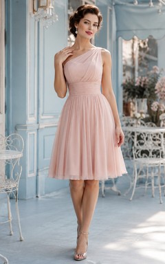 Vestido de cóctel de gasa color rosa empolvado, sin mangas, con un solo hombro, pliegues, espalda descubierta y corte en A, largo hasta la rodilla.
