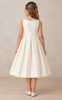 Einfaches, teelanges, elfenbeinfarbenes Satin-Blumenmädchenkleid mit weiten Falten