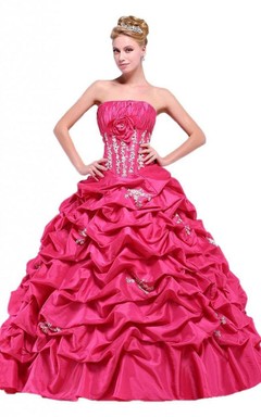 Trägerloses Ballkleid mit Rüschen und Blumenapplikationen