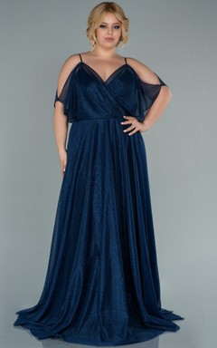 Robe de bal grande taille à sequins et bretelles spaghetti, plissée et décolletée en V, style empire, dos nu.