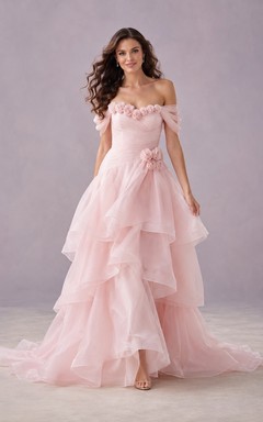 Vestido de novia sencillo, romántico y elegante con escote de hombros descubiertos y volantes.