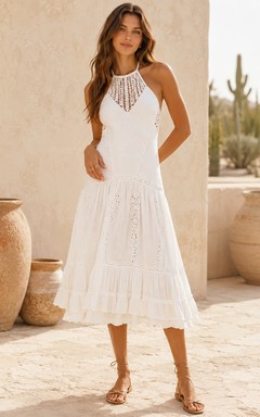 Weißes gehäkeltes, gestuftes Strandkleid aus Spitze im Boho-Stil mit Neckholder für Gäste