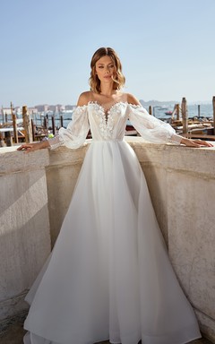 Vestido de novia de corte imperio con mangas largas abullonadas y escote Bardot
