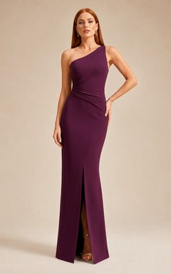 Vestido formal minimalista de tubo con un solo hombro, color ciruela.