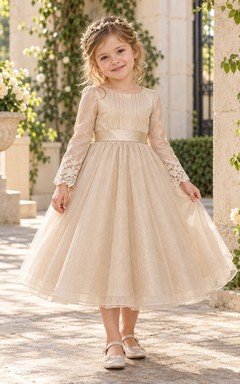 Robe de demoiselle d'honneur couleur champagne, longueur thé, manches longues, coupe trapèze, corsage plissé, poignets en dentelle, ceinture et col rond