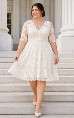 Robe de mariée vintage grande taille à col en V festonné, manches mi-longues en dentelle, coupe trapèze, longueur genou, idéale pour une cérémonie civile.