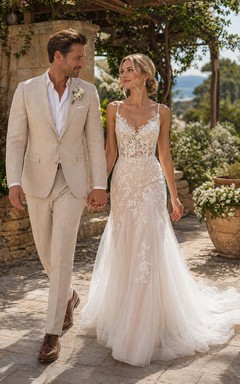 Robe de mariée fourreau en organza et dentelle, col en V, sans manches, traîne courte, ornée d'appliques et de fines bretelles.