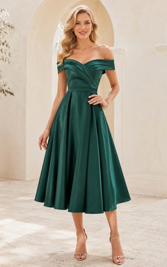 Vestido midi acampanado con escote Bardot y hombros descubiertos, color verde oscuro.