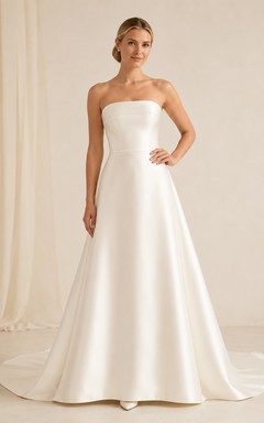 Brautkleid aus Satin, A-Linie, trägerlos, mit Schleppe