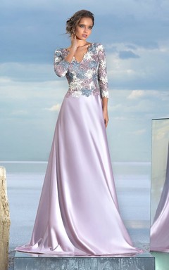 Robe trapèze longue en satin à col V et manches longues, dos nu plongeant, col V.