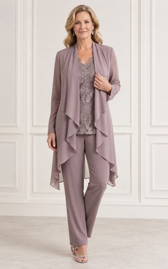 Romantischer Vintage-Hosenanzug in Mauve mit Wasserfallausschnitt, bestehend aus einem lang geschnittenen Spitzenoberteil mit Rundhalsausschnitt, einer Dreivierteljacke und einer geraden Hose.