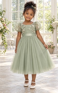 Teelanges, salbeigrünes A-Linien-Kleid aus floralem Tüll mit Puffärmeln, Schärpe und Raffungen für Blumenmädchen