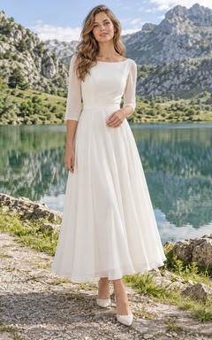 Sencillo vestido de novia de gasa hasta la rodilla, corte en A, escote barco, mangas tres cuartos.