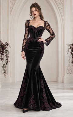 Schwarzes, langärmeliges Brautjungfernkleid im Meerjungfrauenstil aus Samt mit gotischem Muster, herzförmigem Ausschnitt und Korsett.