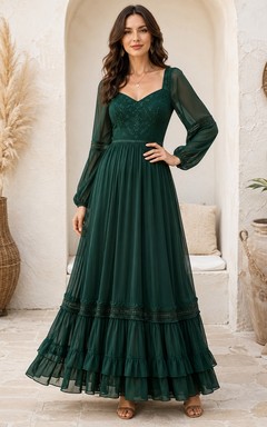 Boho-Maxikleid in Dunkelgrün mit eckigem Ausschnitt, langen Ärmeln und Stufenrock