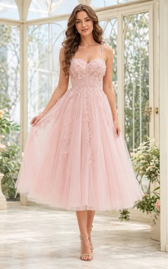 Robe de bal rose romantique à bretelles spaghetti et applications en tulle, coupe trapèze, longueur thé, ourlet en forme de cœur