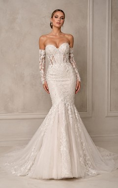 Robe de mariée sirène en dentelle, décolleté cœur, manches amovibles, traîne chapelle, applications florales, idéale pour une salle de bal.