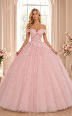 Romantisches, bodenlanges Ballkleid aus Tüll in zartem Rosa mit schulterfreiem Ausschnitt und kurzen Ärmeln für eine Quinceañera