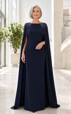 Dunkelblaues, schlichtes, bodenlanges Abendkleid mit U-Boot-Ausschnitt, Perlenbesatz an den Schultern und langem Cape – ideal für die Mutter der Braut