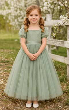 Blumenmädchenkleid aus salbeifarbenem Tüll in A-Linie mit Puffärmeln und Rundhalsausschnitt, wadenlang