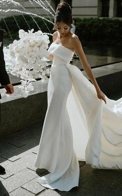 Robe de mariée fourreau élégante en satin simple avec traîne chapelle
