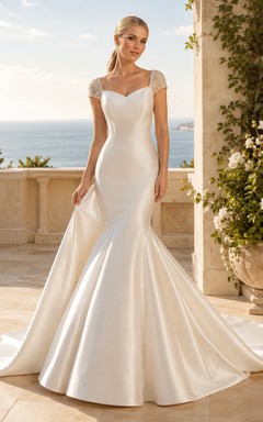 Robe de mariée sirène élégante en satin, décolleté cœur et manches en dentelle, traîne chapelle, pour un mariage de destination