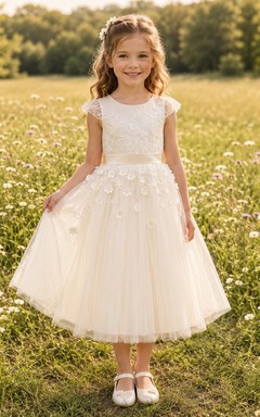 Blumenmädchenkleid aus elfenbeinfarbener Spitze und Tüll, A-Linie, Rundhalsausschnitt, Teelänge, florale Applikationen