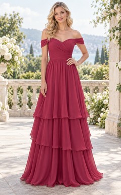 Vestido largo de dama de honor de gasa color frambuesa con escote corazón, hombros descubiertos y falda en línea A, fruncido y volantes.