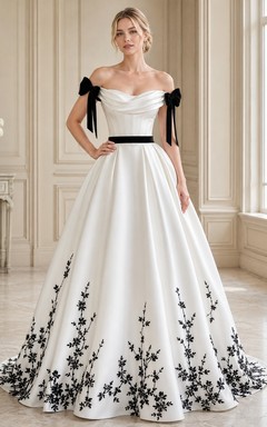 Schwarzes, schulterfreies, ärmelloses Brautkleid aus Satin in A-Linie mit floralen Applikationen und bodenlanger Silhouette