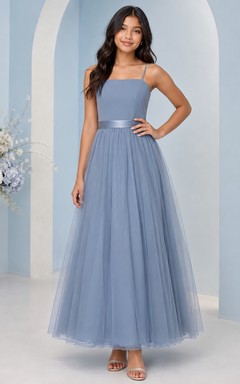 Vestido de dama de honor juvenil azul acero, corte en A, tirantes finos, sin mangas, tul, romántico.