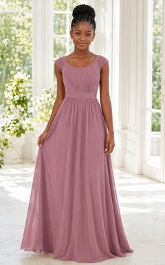 Vestido de dama de honor juvenil color rosa empolvado, corte en A, escote redondo, mangas cortas tipo casquillo.