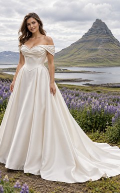 Sencillo vestido de novia de satén duquesa con escote palabra de honor, corte en A, corpiño drapeado con escote corazón y cola.