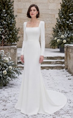 Vestido de novia de invierno sencillo de satén con escote cuadrado, manga larga y cola de sirena.