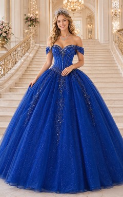 Vestido de quinceañera azul rey con corsé de cuentas y hombros descubiertos