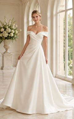 Robe de mariée romantique simple en satin, épaules dénudées, coupe trapèze et traîne chapelle