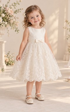 Teelanges, elfenbeinfarbenes, geblümtes Sommerkleid in A-Linie mit Spitze, ärmellos, mit Muschelsaum und Spitze