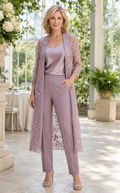 MOB Hosenanzug, malvenfarbener Satin-Spitzen-Jumpsuit, langärmelig, Rundhalsausschnitt, knöchellang, mit Jacke
