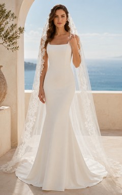 Vestido de novia clásico de satén con cola larga y corte recto para ceremonia