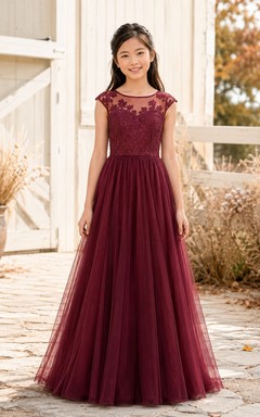 Robe de demoiselle d'honneur junior bordeaux, coupe trapèze, manches courtes, dentelle et tulle ornés de fleurs, style romantique