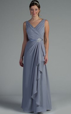 Ärmelloses, langes Chiffonkleid mit V-Ausschnitt, seitlicher Drapierung und Kristall-Satinschärpe – ideal für die Mutter der Braut.