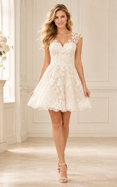 Vestido de novia romántico corto de corte A con escote en V y mangas cortas de encaje para bodas en el jardín.
