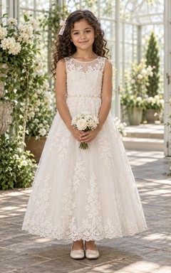Vestido de niña de flores modesto, de corte A, sin mangas, con encaje y estampado floral color marfil, largo hasta los tobillos y borde festoneado.