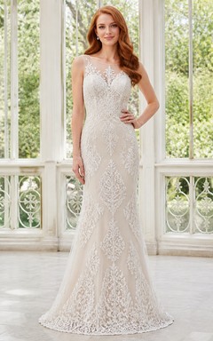 Vestido de novia modesto, de corte recto, cuello alto, sin mangas y largo hasta el suelo, de encaje.