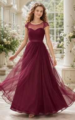 Vestido de dama de honor juvenil color burdeos, corte en A, escote corazón, manga corta, fruncido, estilo romántico.