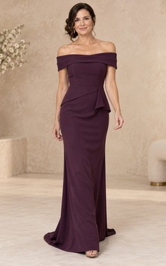 Vestido de noche formal de corte recto color ciruela con escote de hombros descubiertos, peplum angular y cola larga.