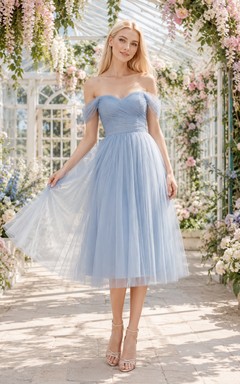 Vestido de tul azul pastel con hombros descubiertos y corte en A hasta la rodilla
