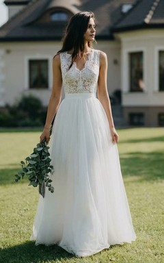 Robe trapèze en dentelle et tulle à col en V festonné